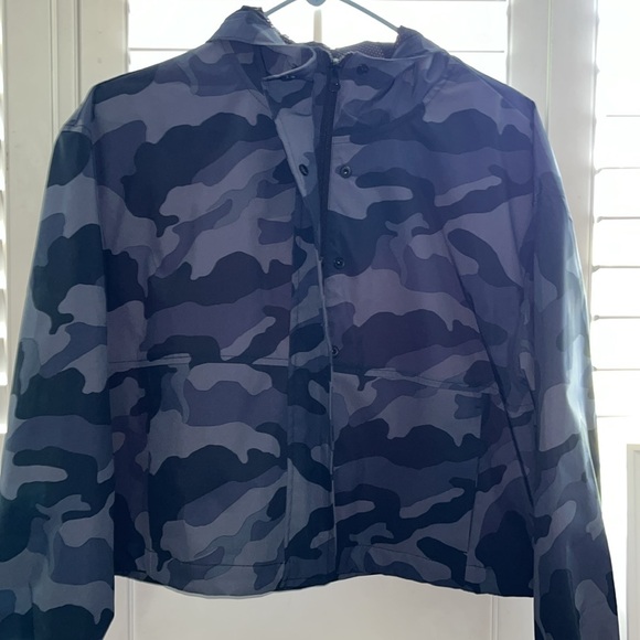 Old navy cropped camo print work out jacket size small - Picture 2 of 3